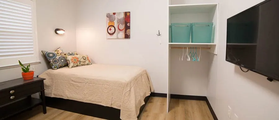 A neat bedroom in a residential detox setting, representing the comfort and structured support of inpatient alcohol detox.